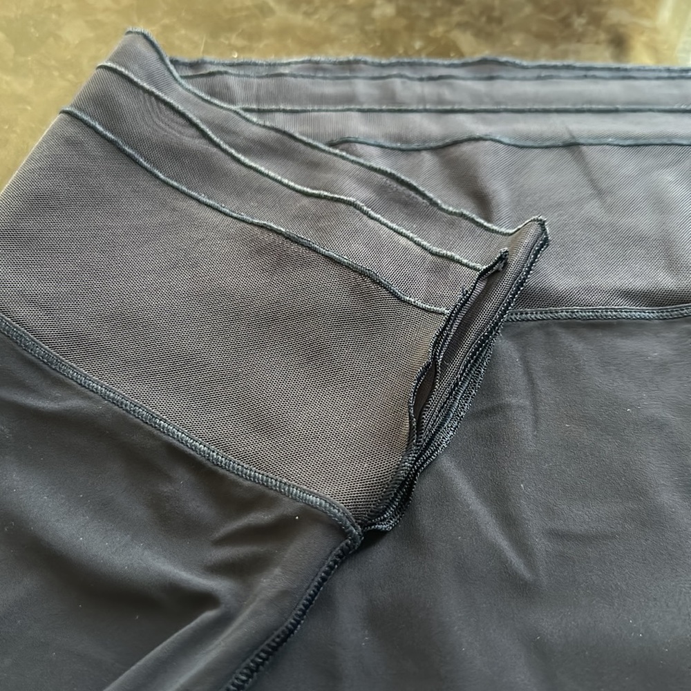 Lululemon, new , silky Long sleeve, with mash details - Picture 4 of 4